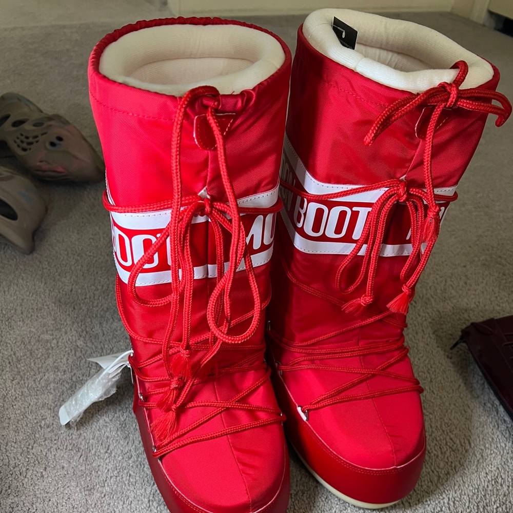 NEW Red Icon Moon boots/snow boots